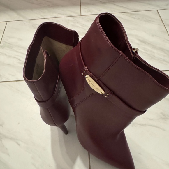 Shoe - Picture 2 of 5